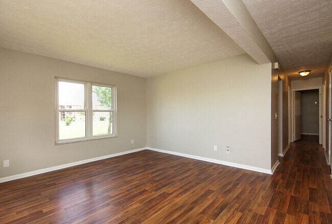 Building Photo - 2 Bedroom, 1 Bathroom Apartment with Garage Access at Parkridge Ct. - 960 Sq Ft