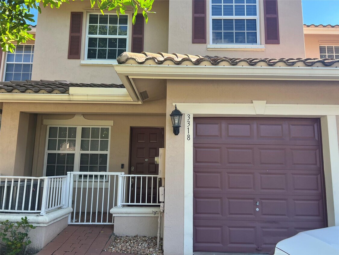 Foto principal - 3318 Lakeside Dr