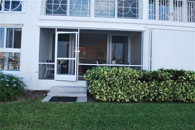 Building Photo - 2727 Yacht Club Blvd