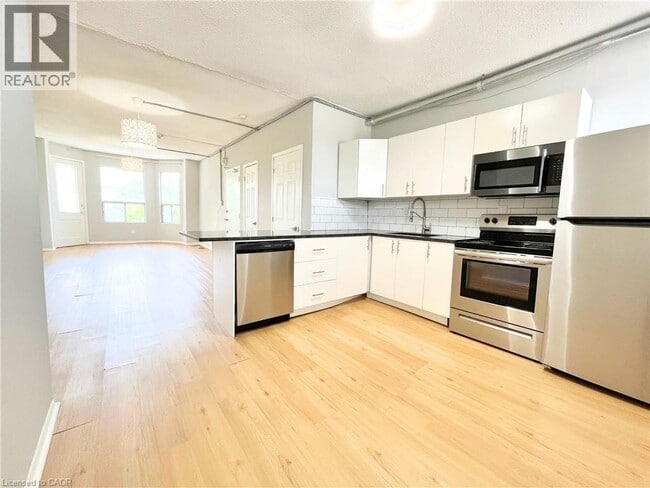 Building Photo - 121 Park St S