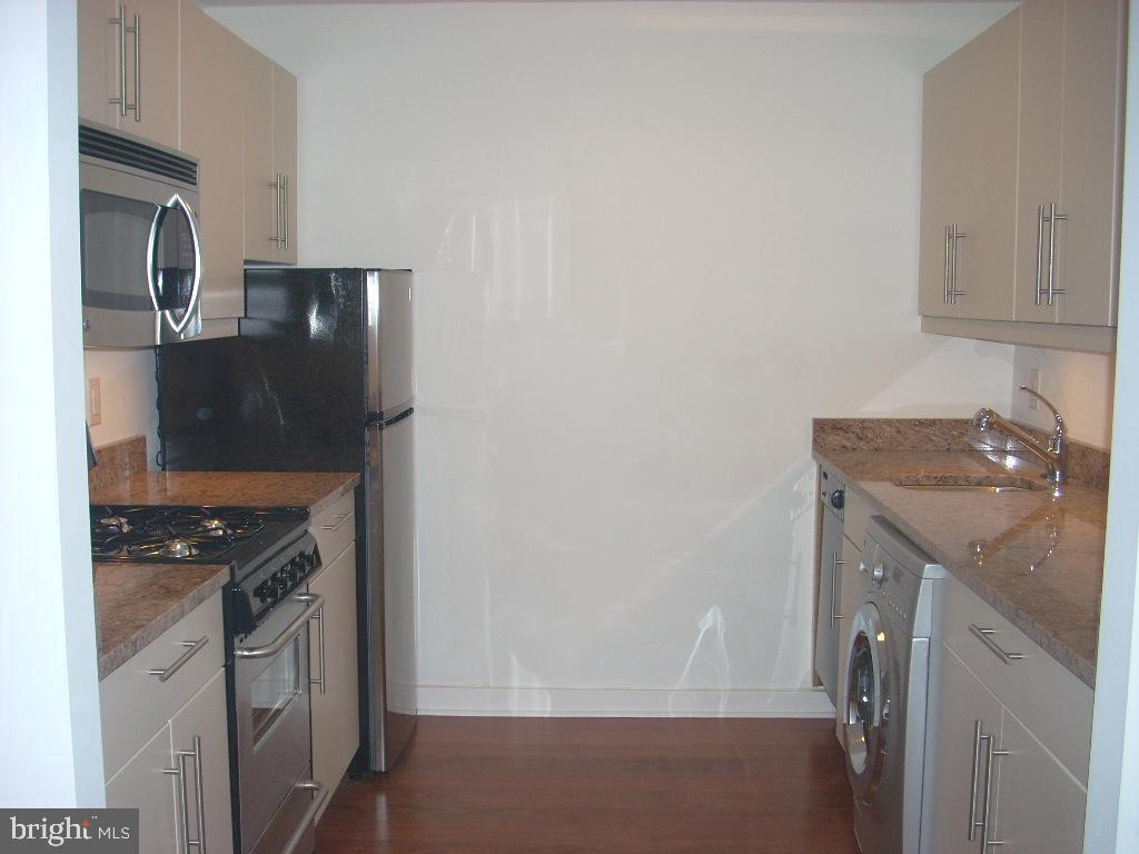 Primary Photo - 219-29 S 18th St
