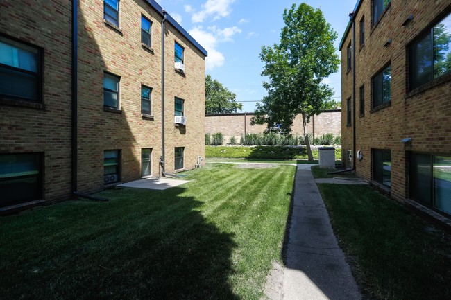 Building Photo - South Snelling Villas