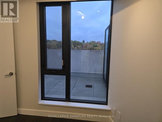 Building Photo - 160 Kingsway Crescent