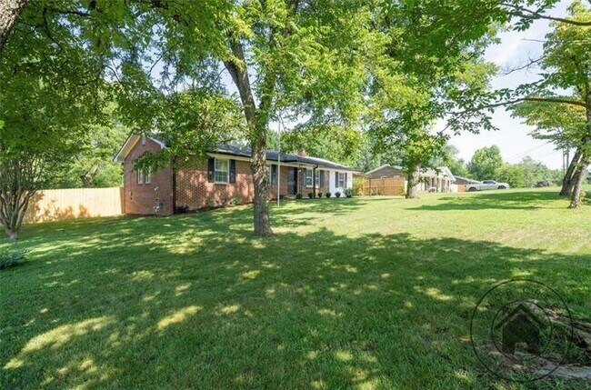 Building Photo - 1138 Highland Dr