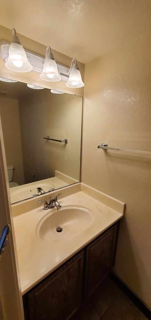Building Photo - Charming 3BD/2.5BTH Townhome For Rent