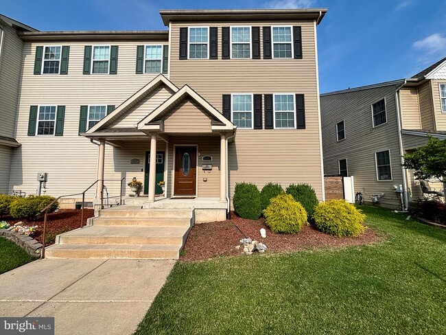 Building Photo - 533 Maple St