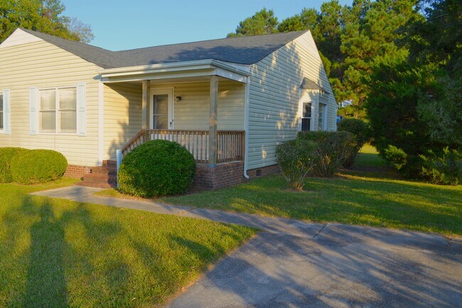 Building Photo - 200-202 Lakeside Dr