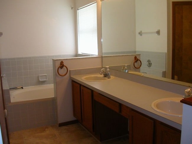Building Photo - 104 Lakebreeze Cir
