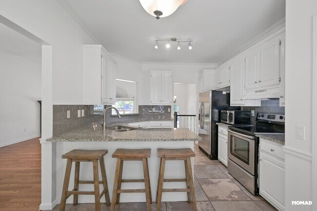 Building Photo - 875 Secret Cove Dr NE