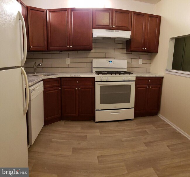 Building Photo - 166 Colonial Ct