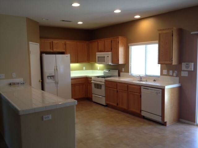 Building Photo - FOUR BEDROOM HOME WITH SPLIT FLOOR PLAN IN...