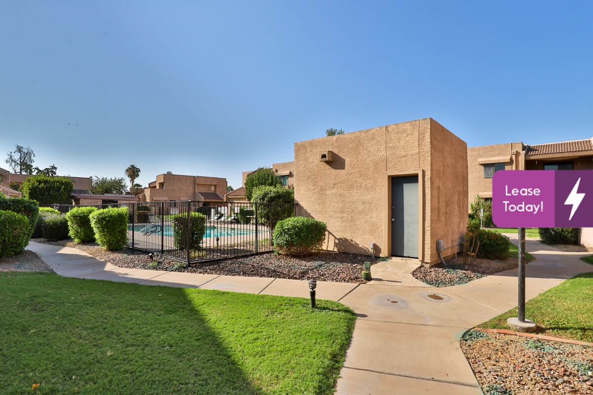 Primary Photo - 10828 N Biltmore Dr
