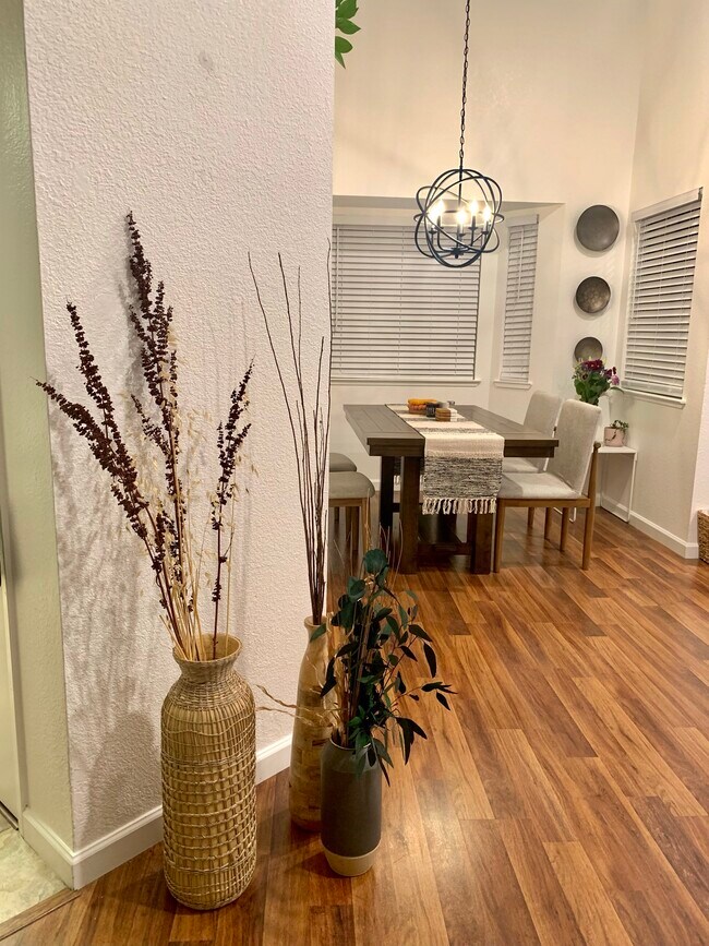 Sala/Comedor - 647 Hovey Way