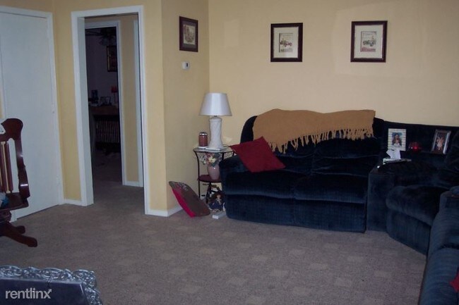 Building Photo - 3 br, 1 bath Apartment - 7 Windy Hill Rd.