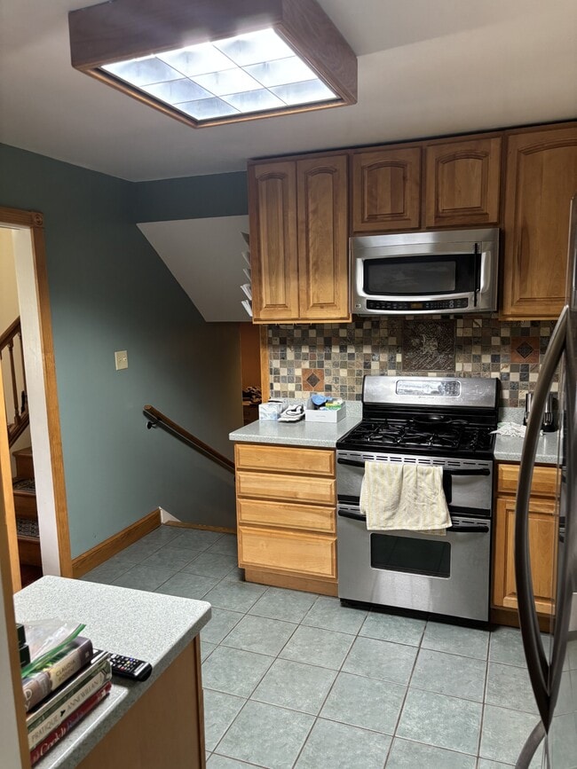 Kitchen-stove - 611 Pin Oak Rd