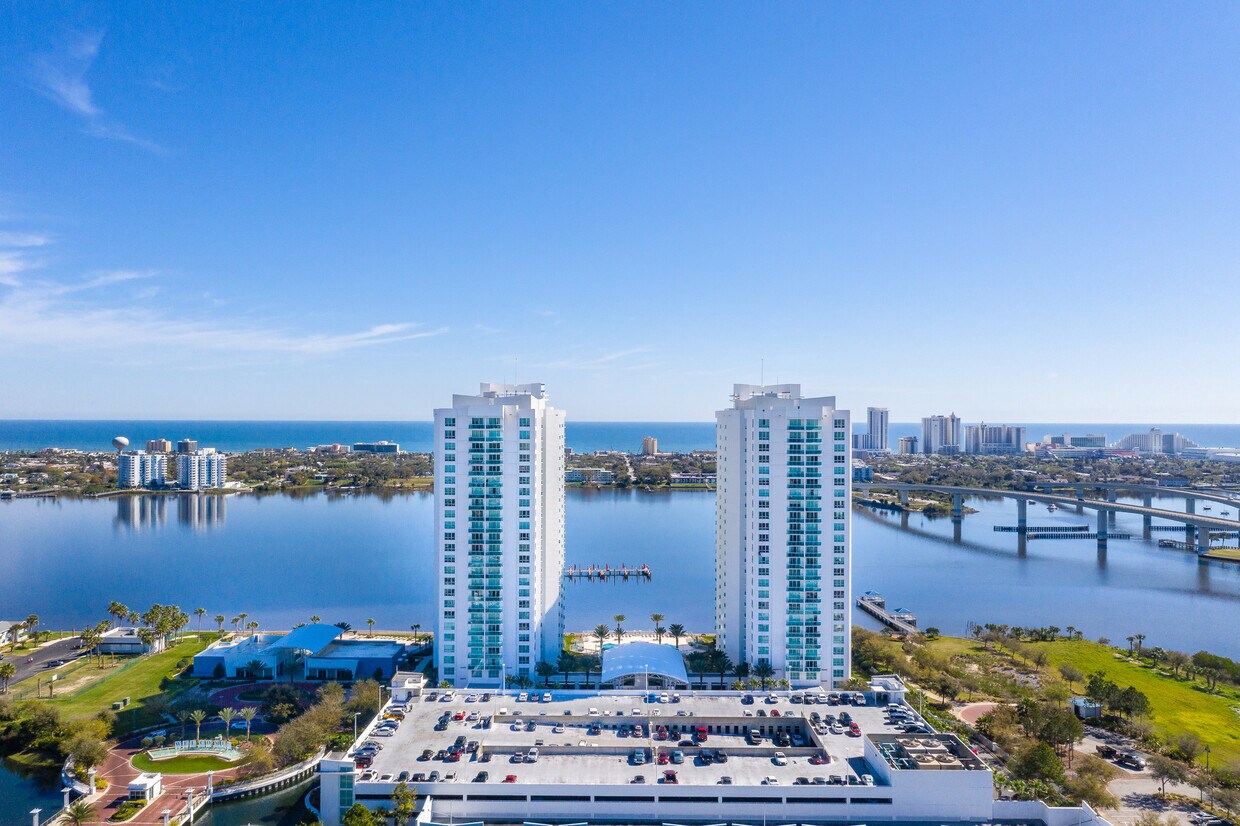 Foto principal - 235 Riverside Dr
