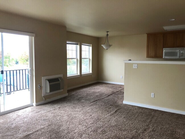 Sala de estar con vista a la cocina y al comedor. - 2272 McCall Dr