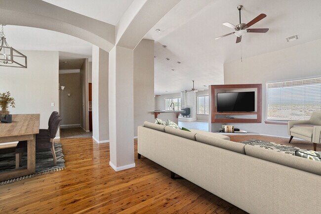 Foto del edificio - 410 E Bluebird Ave