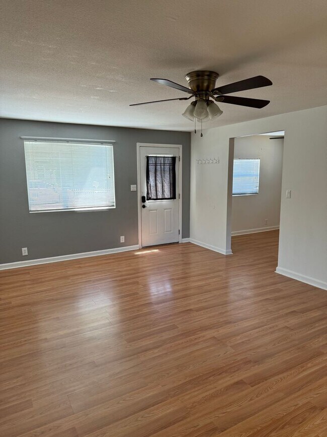 Foto del edificio - 2 BEDROOM 1 BATHROOM BUNGALOW IN CENTRAL R...