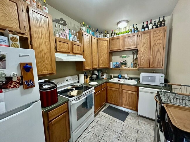 Building Photo - 145 Montmullin St