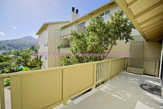 Building Photo - 175 Upper Via Casitas