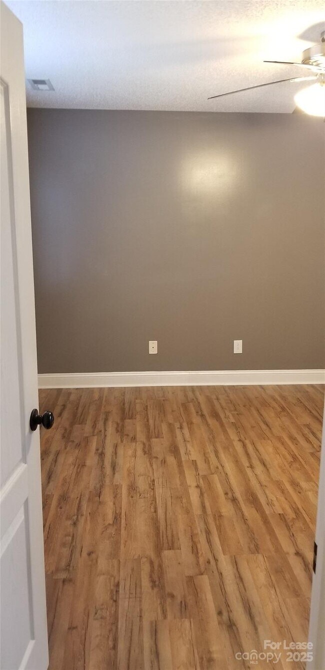 Foto del edificio - 853 Matthews School Rd