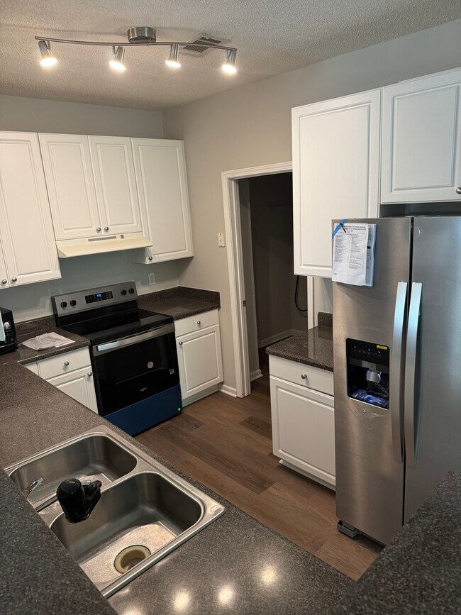 Foto del edificio - 6118 Woodland Ln