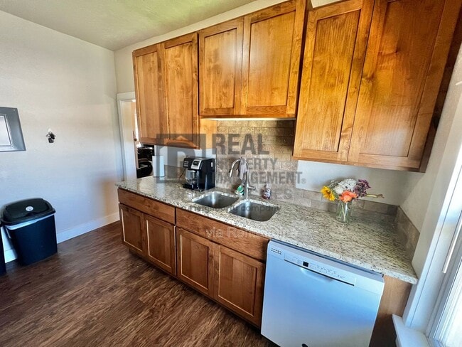 Foto del edificio - 201 E S 1st St