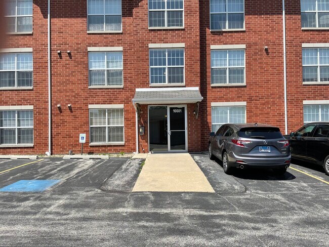 Building Photo - 16601 Liberty Cir