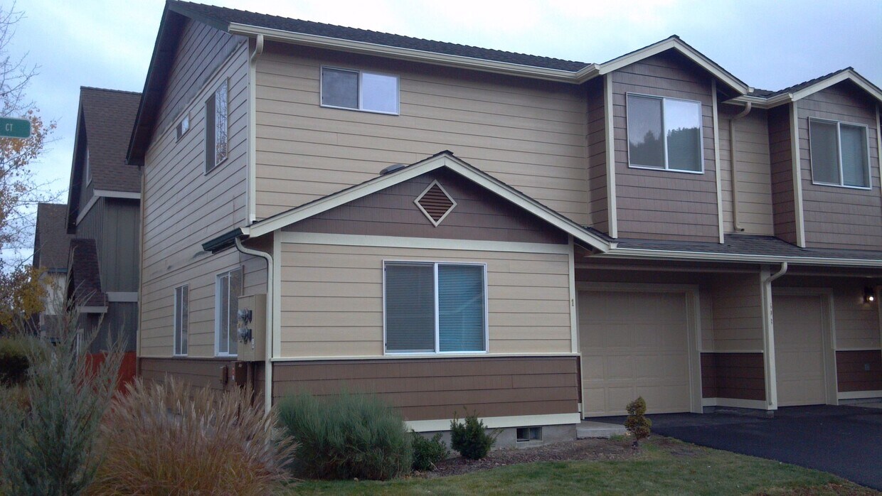 Primary Photo - 3-Bedroom Townhouse in The Pines at Pilot ...