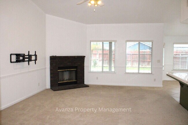 Foto del edificio - Home for Rent 5428 W. Saginaw Ave Fresno, CA 93722 Description 4 Bedroom/2 Bath Home in Fresno (D...