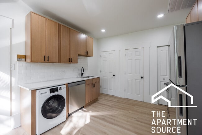 Photo - 2301 N Leavitt St Apartment