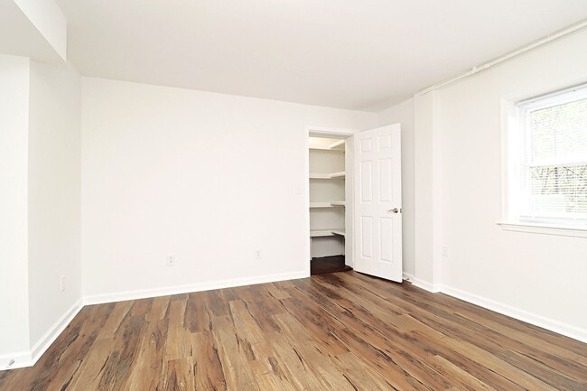 Foto del edificio - Recently Renovated Downtown Basement Apart...