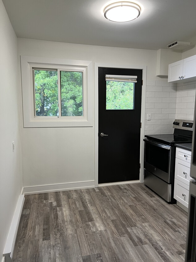 Primary Photo - Newly renovated 2 bedroom 1 bath townhouse.