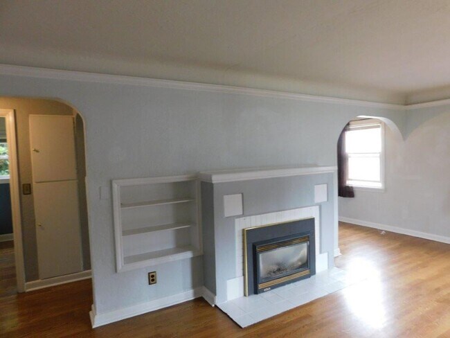 Foto del edificio - Two Story Single Family House with 2.5 Car Garage