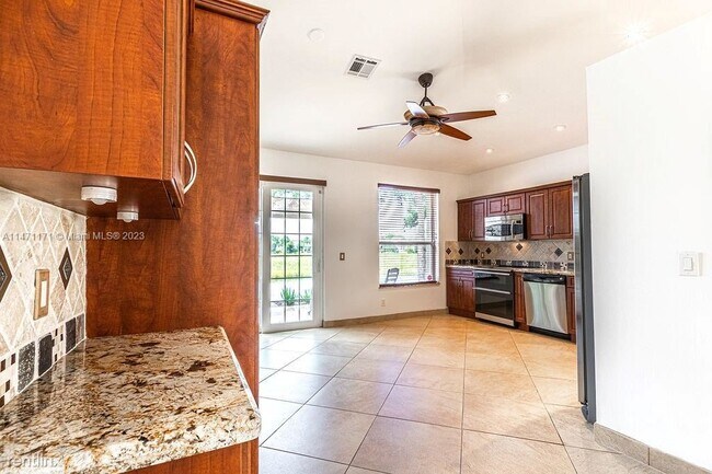 Foto del edificio - 3 br, 2 bath House - 13192 NW 8th St # 1