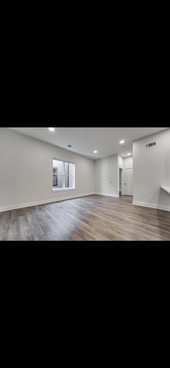 Building Photo - 660 Grand St