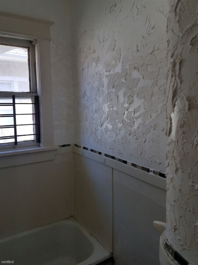 Building Photo - 2 br, 1 bath Duplex - 1066 Greenlaw Avenue 2