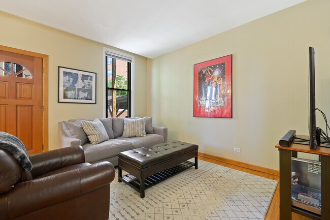 Building Photo - 2123 N Clark St