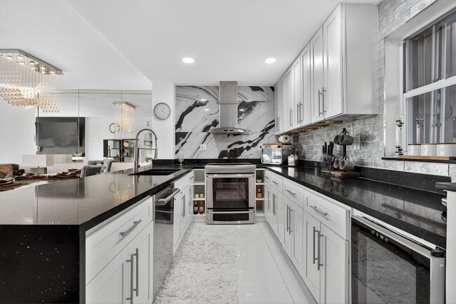 Building Photo - 1609 N Riverside Dr