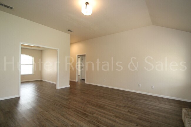 Foto del edificio - Move-In Ready Gem with Spacious Backyard