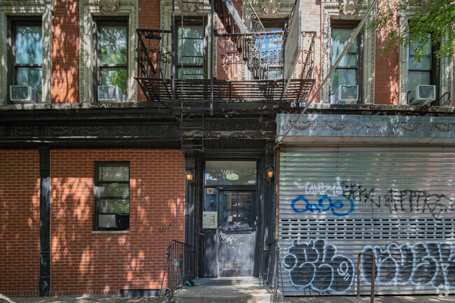 Entrada - 215 E 4th St
