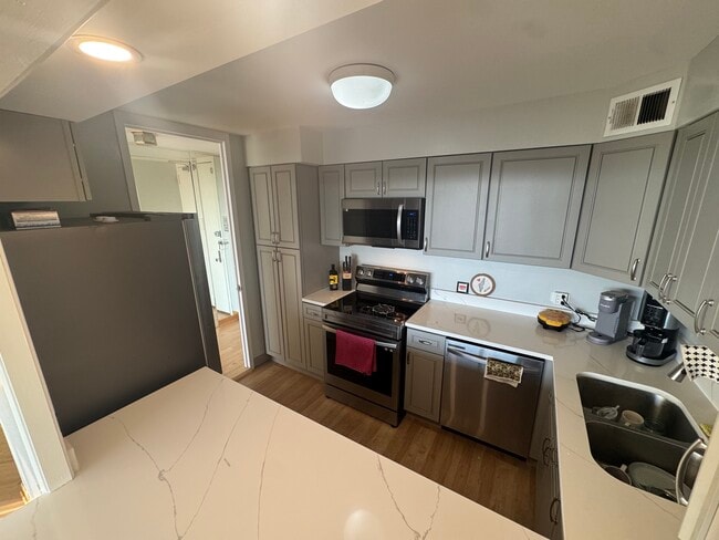 Updated kitchen - 4800 S Chicago Beach Dr