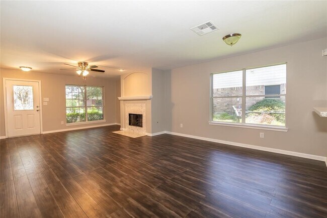 Foto del edificio - 8315 Sycamore Ln