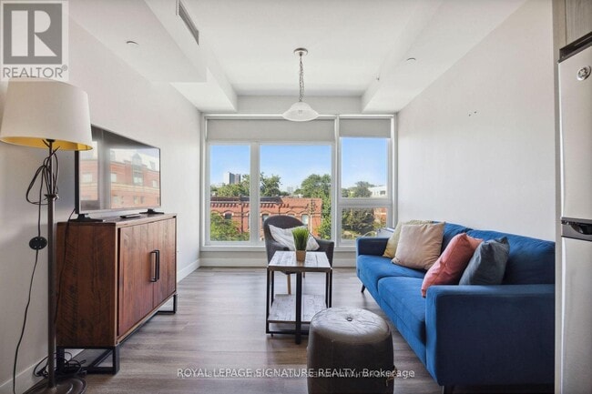 Building Photo - 335 College St