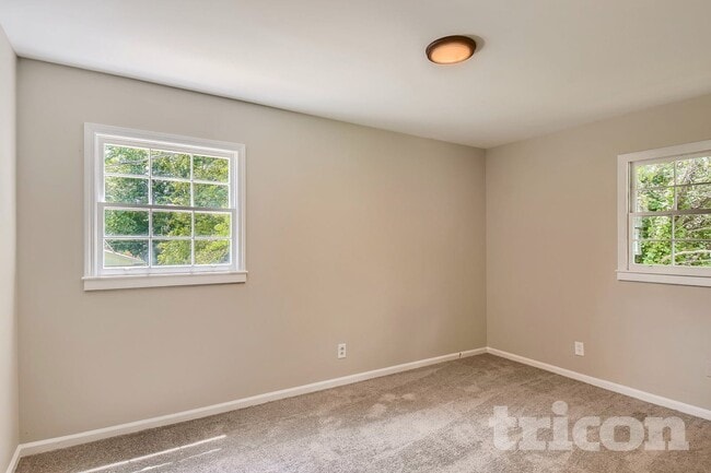 Building Photo - 535 Circle Dr