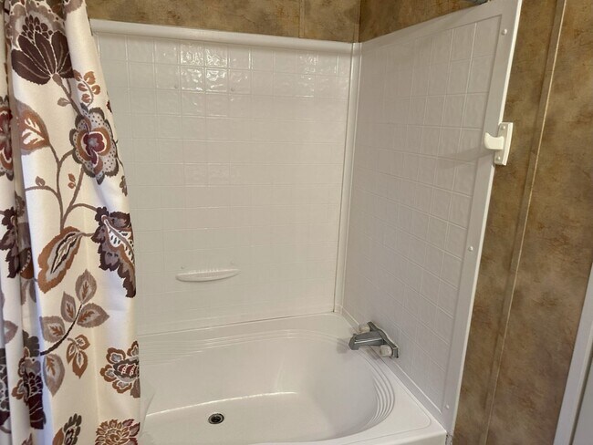 Building Photo - Centrally Located Mobile Home