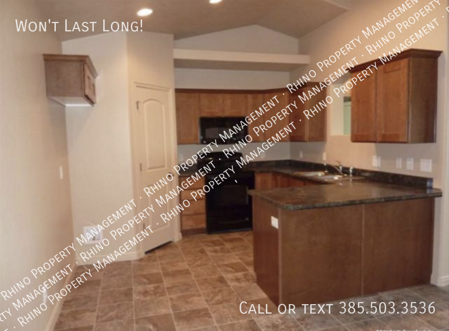 Primary Photo - 3 Bedroom/2 Bathroom Upper Level Condo in ...