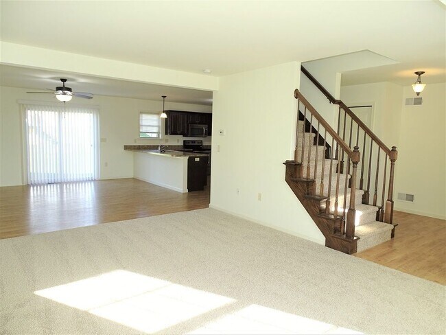 Building Photo - 303 Meadow View Dr