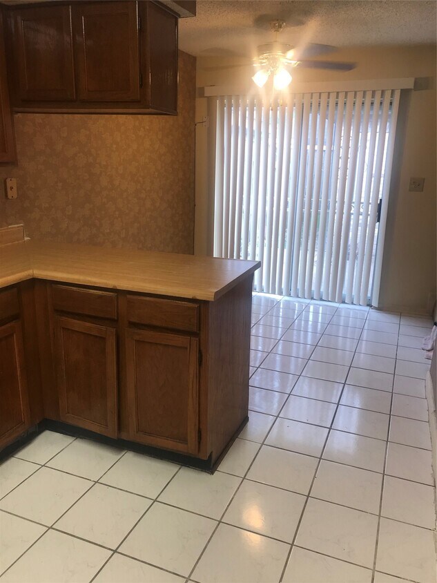 Foto del edificio - 6151 Briar Glade Dr